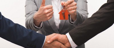 签订房屋买卖合同后，贷款办不下来能不能要求返还首付款？