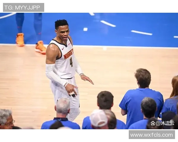 威少训练馆挥汗如雨新赛季去向仍悬而未决引发球迷热议