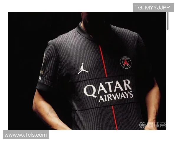 巴黎新赛季第四款球衣发布黑色主调搭配炭灰与玫瑰色渐变设计