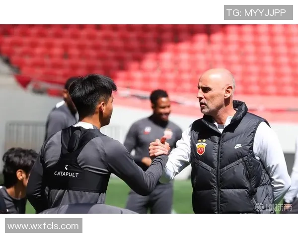 李新翔伤愈随海港队赴迪拜冬训晒照展现团队精神